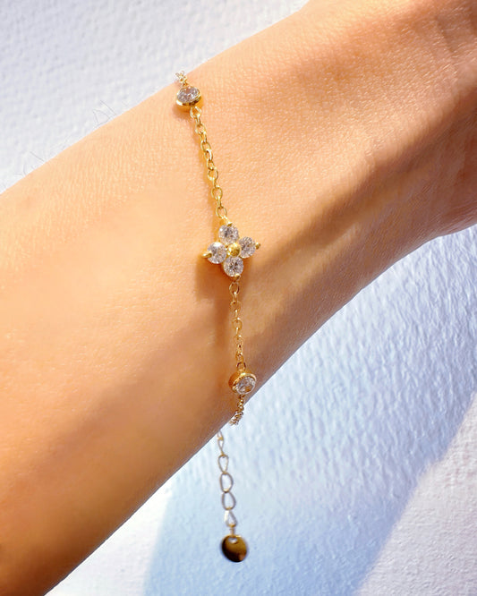 Damen Armband 18k vergoldet mit Zirkonia – Eleganter Alltagsschmuck am Arm getragen.