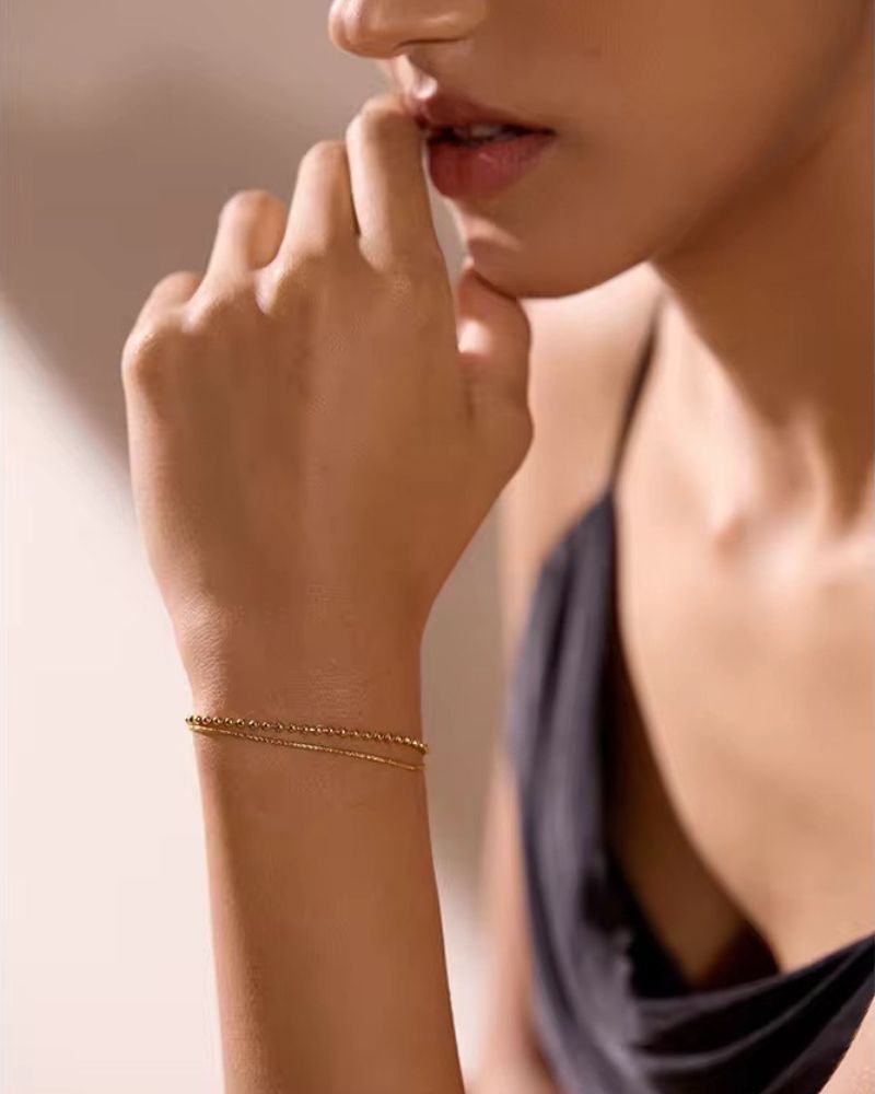 Modernes Damenarmband aus Edelstahl, 18k vergoldet, am Arm tragen