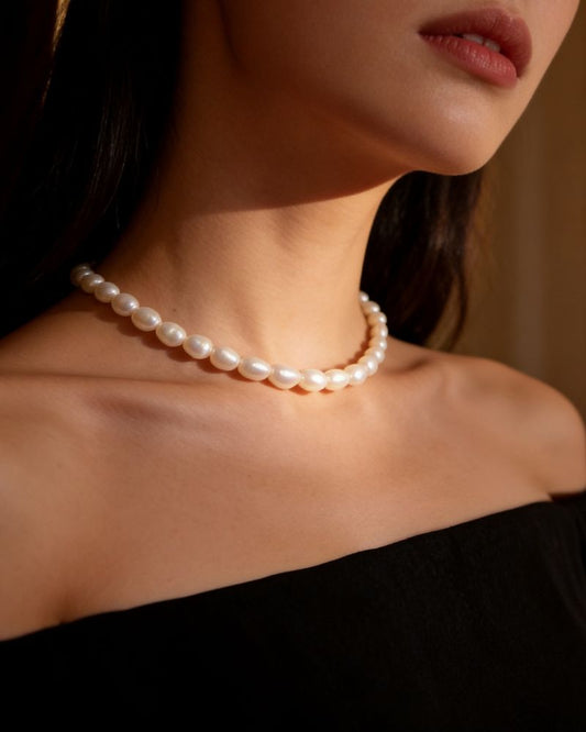 6 mm schneeweiße ovale Süßwasserperlenkette als halsnahe Kette getragen-elegant