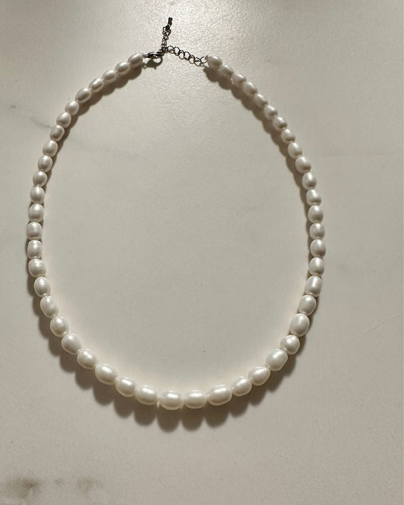 6 mm schneeweiße ovale Süßwasserperlenkette als halsnahe Kette 