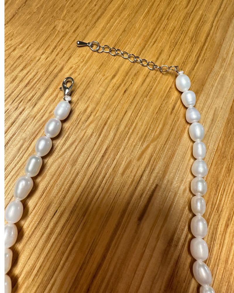 6 mm schneeweiße ovale Süßwasserperlenkette als halsnahe Kette Detailbild