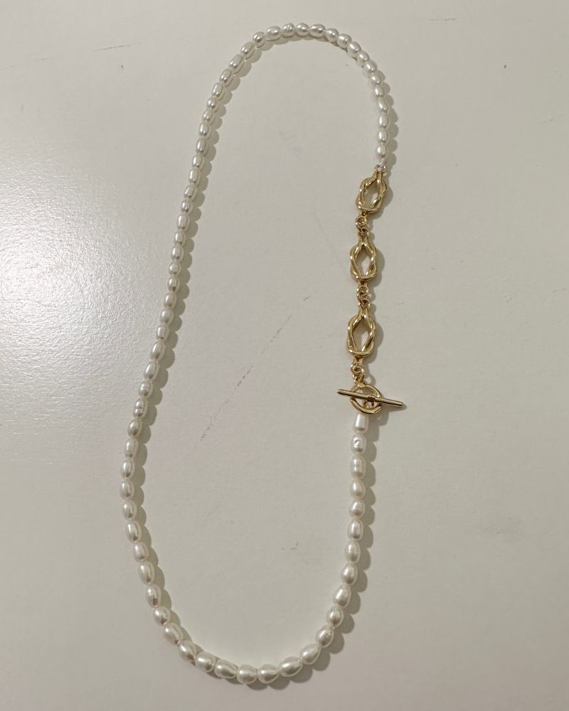 Elegante Süßwasserperlen-Halskette mit 4-6mm perlen und 14k vergoldeten Elementen, handgefertigter Schmuck für Frauen.